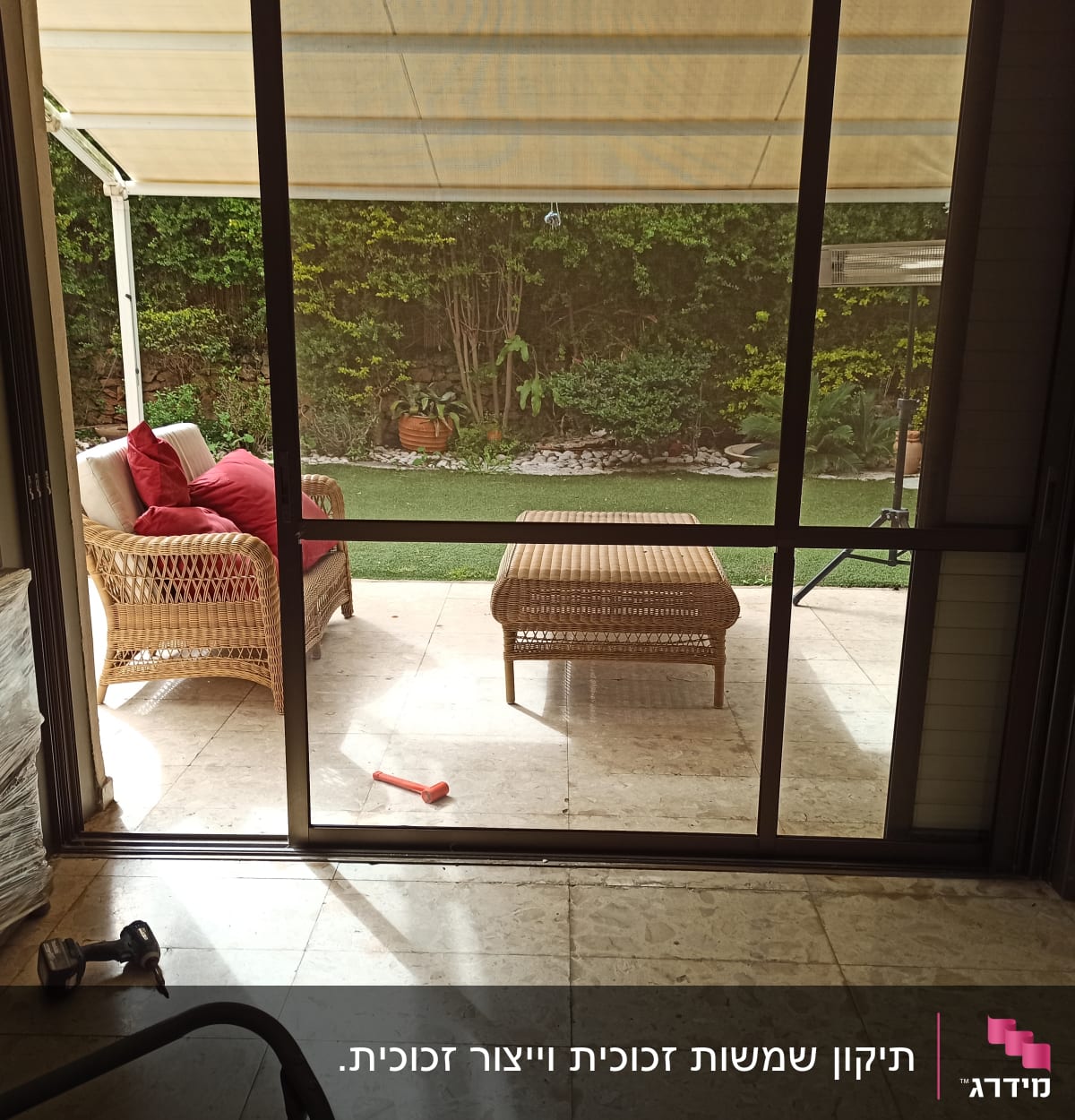 דלת זכוכית גדולה עם מסגרת מתכת כהה